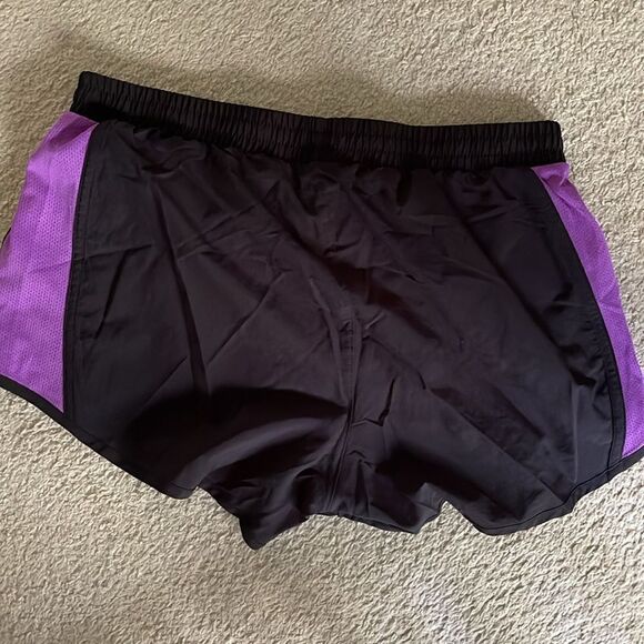 Under Armour Athletic Shorts with POCKETS - Picture 4 of 5